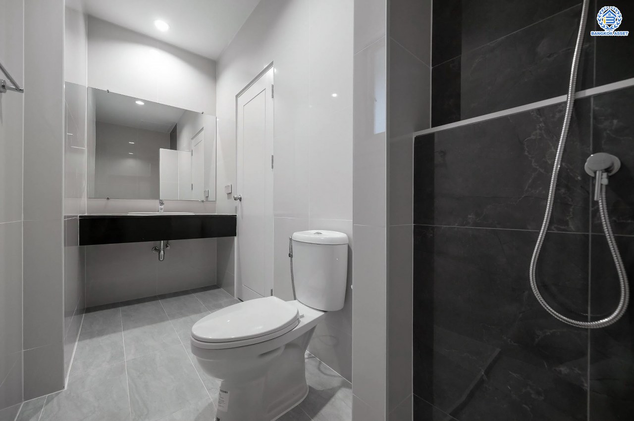 บ้านมือสองตกแต่งใหม่ โครงการ เดอะเวอรีเดียนโฮม กาญจนาภิเษก เนื้อที่กว้าง 86 ตร.ว. ฟังก์ชัน 3 ห้องนอน 3 ห้องน้ำ 1 ห้องอเนกประสงค์ 1 ห้องแม่บ้าน จอดรถได้ 4 จอด บนทำเลดี เชื่อมต่อถนนรัตนาธิเบศร์ ถนนนครอินทร์ ถนนกาญจนาภิเษก ใกล้รถไฟฟ้าสายสีม่วง "สถานีตลาดบางใหญ่" และจุดขึ้นทางด่วน "ศรีรัช"...